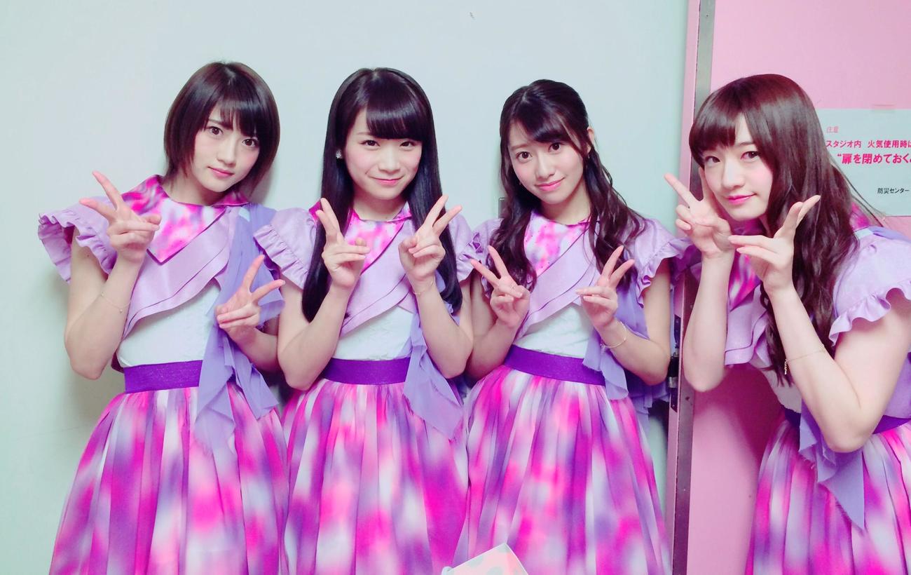 乃木坂46の秋元真夏（左から2人目）。左から若月佑美、1人おいて桜井玲香、中田花奈