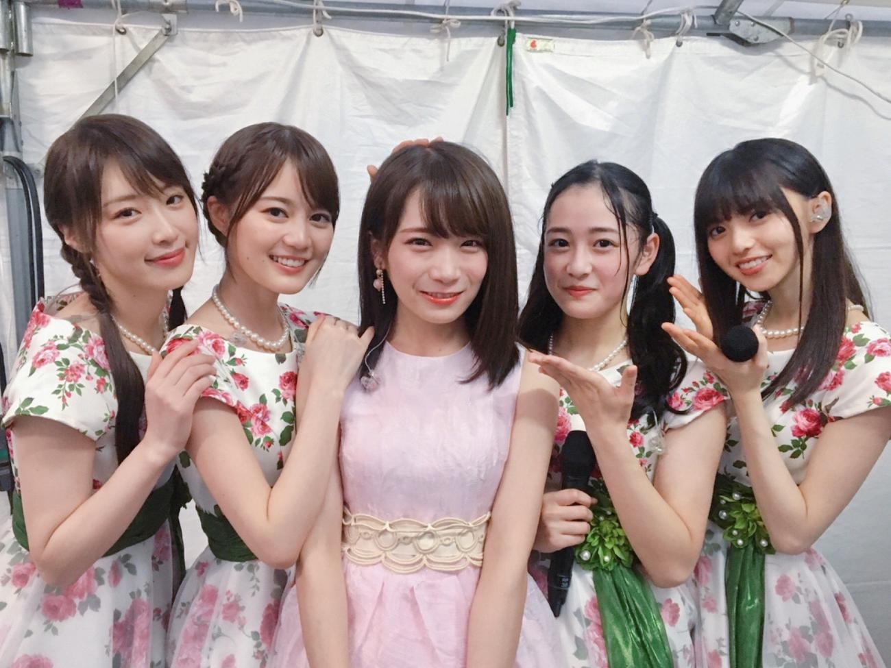 乃木坂46の秋元真夏（中央）。左から高山一実、生田絵梨花、1人おいて向井葉月、齋藤飛鳥