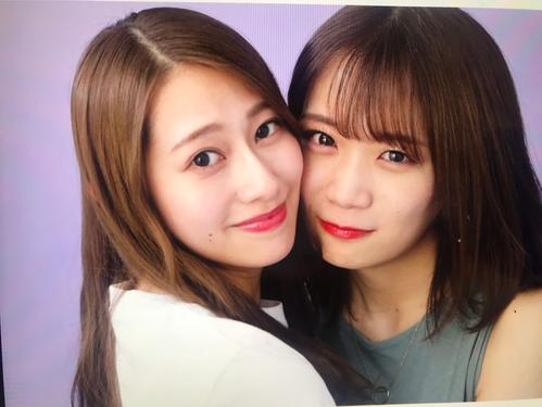乃木坂46の秋元真夏（右）と卒業した桜井玲香