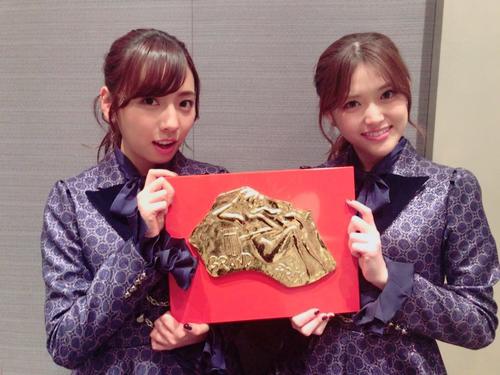 17年12月「インフルエンサー」でレコード大賞を受賞した乃木坂46の新内眞衣（左）と松村沙友理