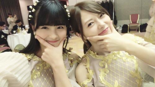 乃木坂46の大園桃子（左）と白石麻衣