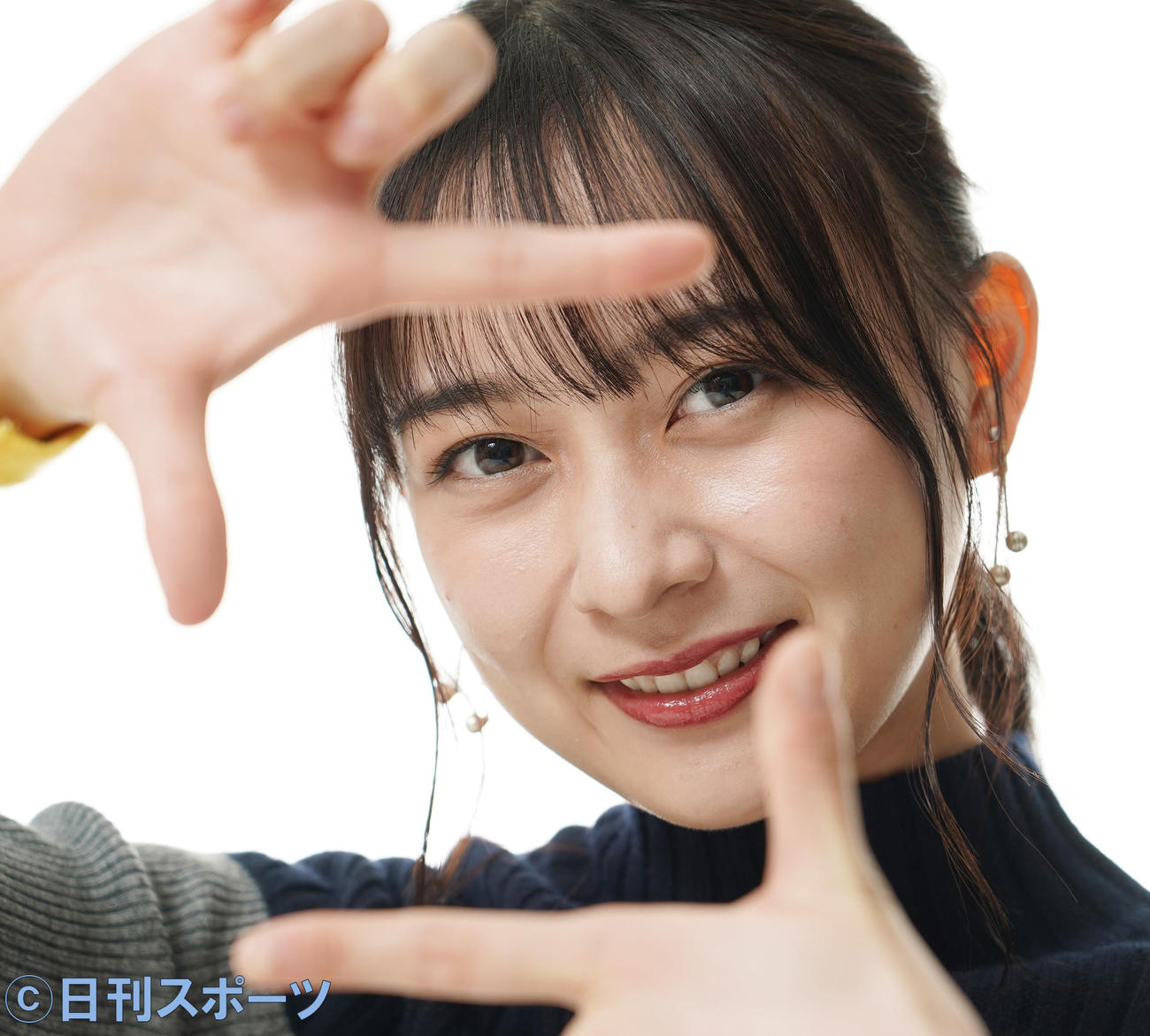 写真集の撮影秘話を話した乃木坂46鈴木絢音は、笑顔でポーズをとる（撮影・菅敏）