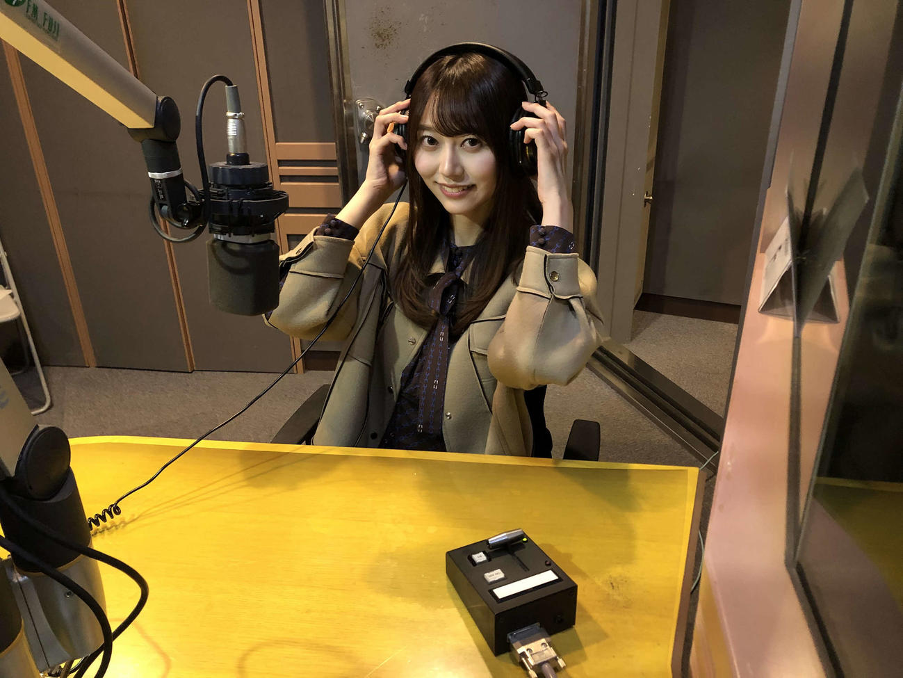 スタジオで笑顔を見せる弓木奈於