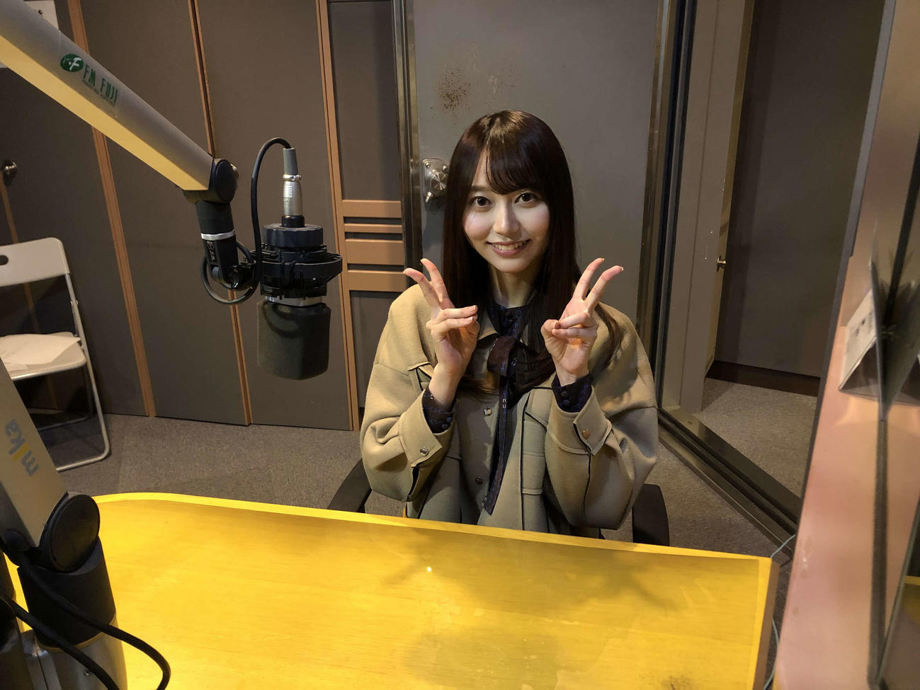 スタジオでピースする弓木奈於
