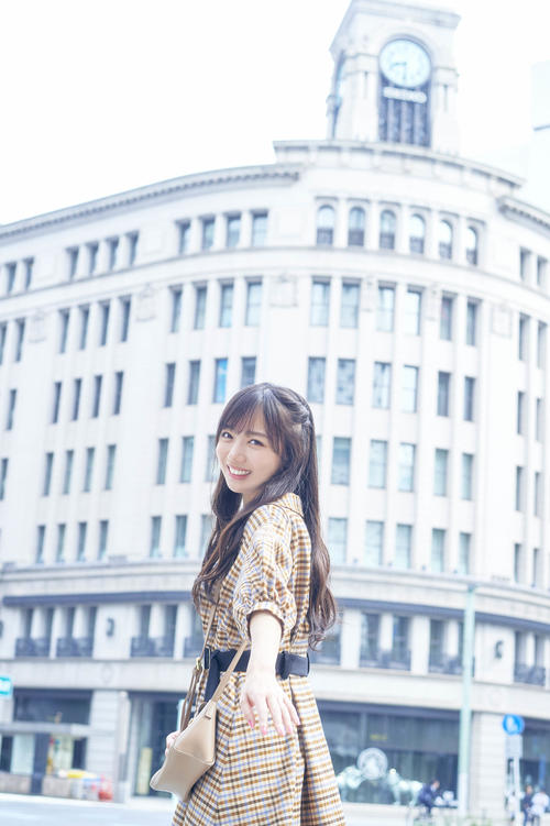 齊藤京子のファースト写真集の先行カット。銀座の待ち合わせで笑顔を見せる