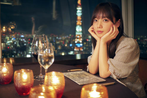齊藤京子のファースト写真集の先行カット。東京タワーの見えるレストランでディナー