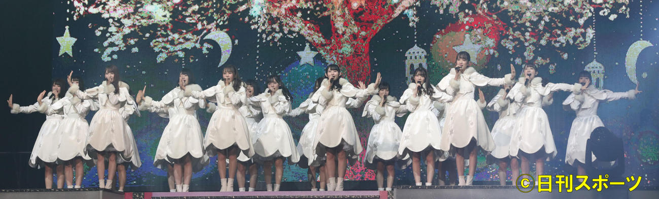 18年12月、クリスマスツリーの映像とともに、「ひらがなけやき」を披露するけやき坂46のメンバー