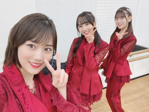 NHK紅白歌合戦に出場した乃木坂46山下美月（左）と佐藤楓（中央）岩本蓮加