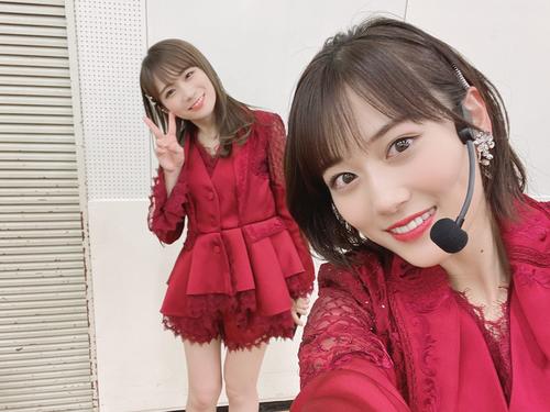 NHK紅白歌合戦に出場した乃木坂46キャプテン秋元真夏（左）と山下美月