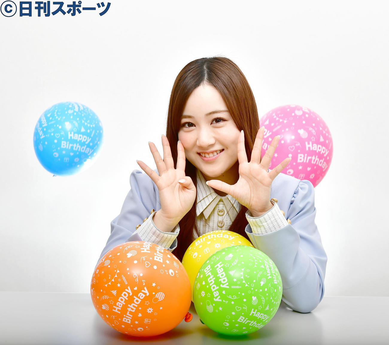 結成9周年を「9」ポーズで祝う乃木坂46星野みなみ（撮影・小沢裕）
