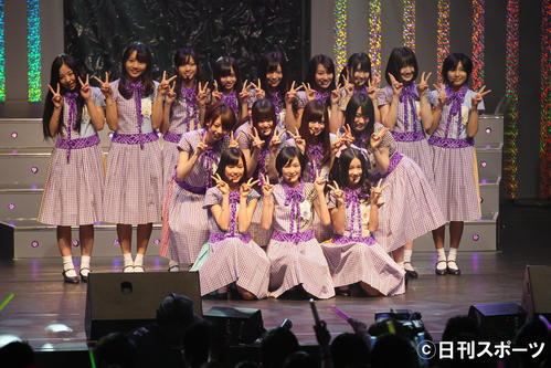 12年1月、「AKB48リクエストアワー　セットリストベスト100 2012」初日公演にサプライズで登場した乃木坂46