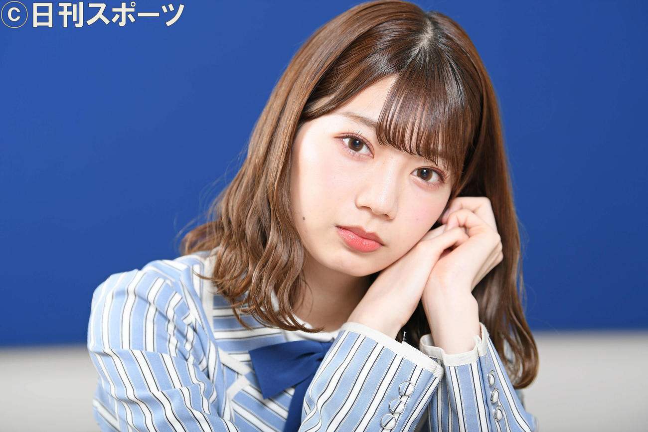短くした髪もよく似合う高本彩花（撮影・滝沢徹郎）