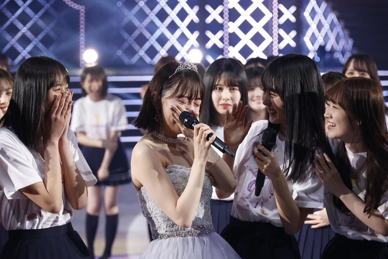 後輩の4期生たちに囲まれ驚き涙する堀未央奈（前列左から2人目）