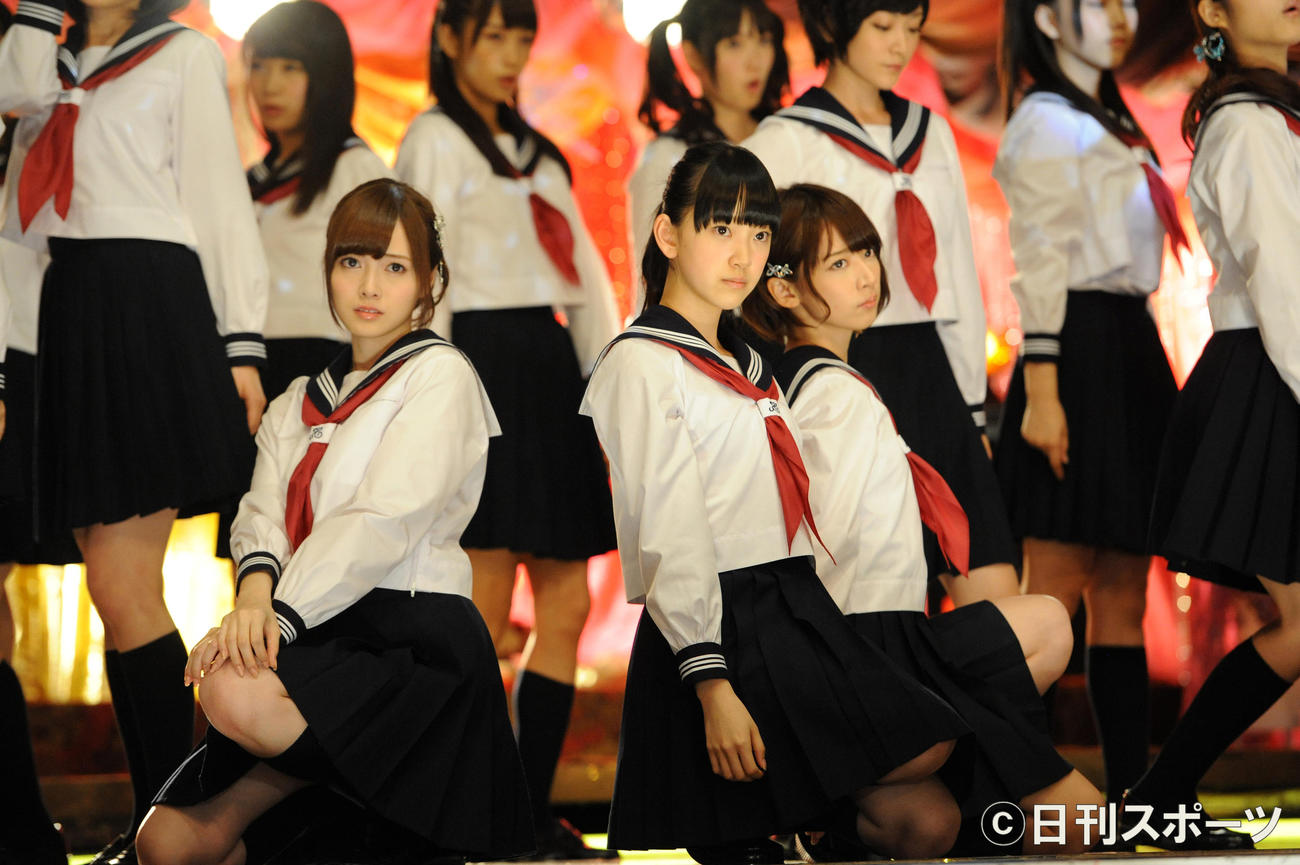 13年10月、「バレッタ」のMV撮影に臨む乃木坂46。前列左から白石麻衣、堀未央奈、橋本奈々未