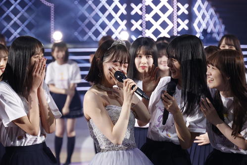 後輩の4期生たちに囲まれ驚き涙する堀未央奈（前列左から2人目）