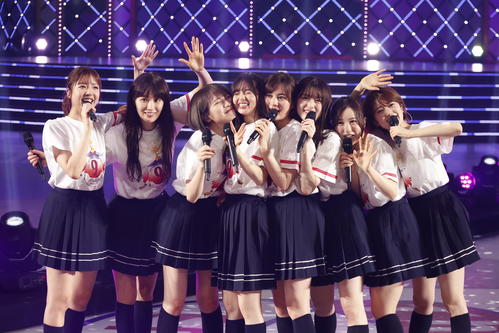 「1期生ライブ」で笑顔を見せる乃木坂46の1期生8人