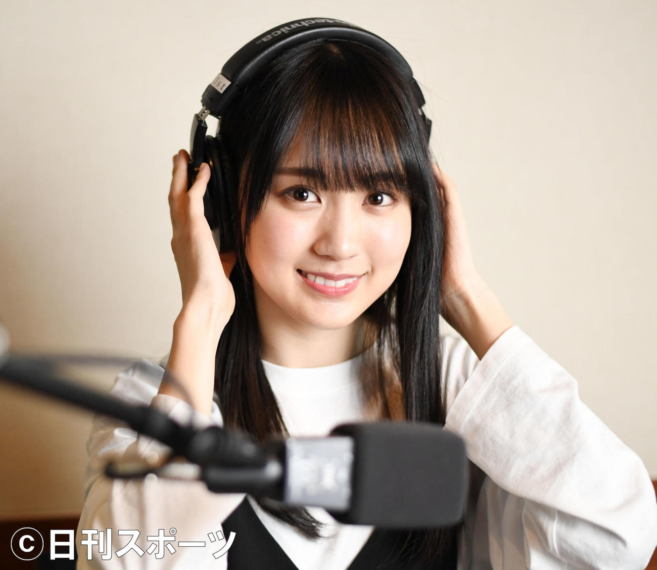 ラジオブースで笑顔を見せる乃木坂46賀喜遥香（撮影・横山健太）