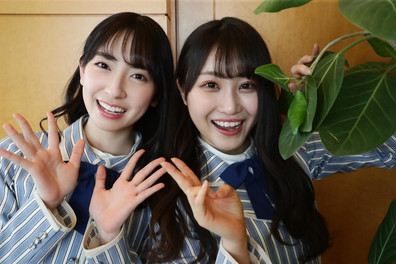 上村ひなのがカメラマンのカメラで撮影した金村美玖（左）と潮紗理菜