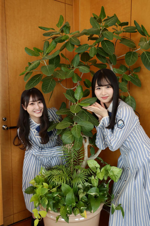 金村美玖がカメラマンのカメラで撮影した潮紗理菜（左）と上村ひなの