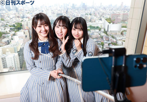 自撮り棒で笑顔で写る日向坂46の、左から潮紗理菜、金村美玖、上村ひなの（撮影・浅見桂子）