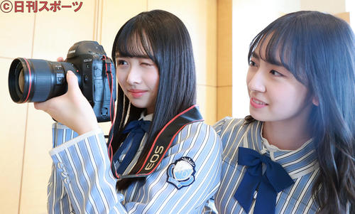 一眼レフカメラが好きという日向坂46の金村美玖（右）は、上村ひなのに撮影方法を教える（撮影・浅見桂子）