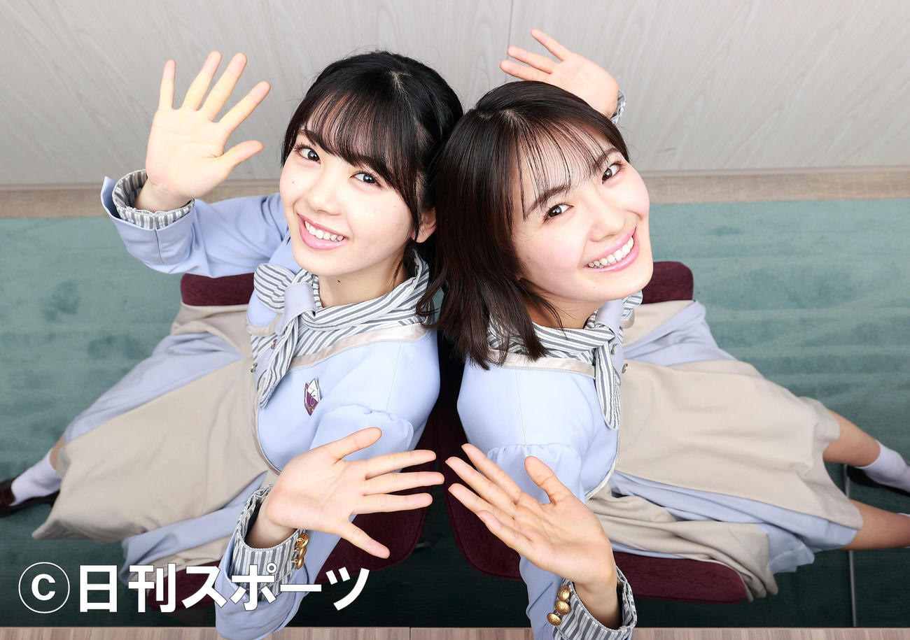 乃木坂46筒井あやめ（左）と清宮レイの仲良し2人は元気いっぱいの笑顔を見せる（撮影・浅見桂子）