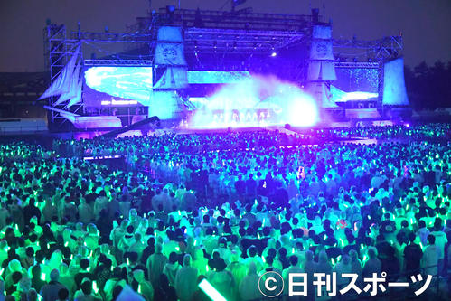 19年7月、欅坂46野外ライブ「欅共和国　2019」最終日公演で、1万6000人のファンが緑のサイリウムを振り、巨大な帆船をかたどった幻想的な風景が浮かび上がった
