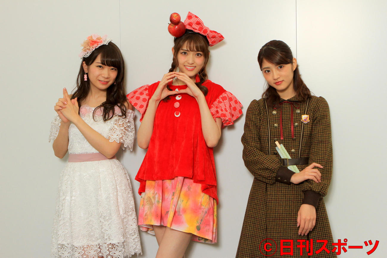 思い思いのポーズを決める3人。左から秋元真夏、松村沙友理、若月佑美（2017年10月撮影）
