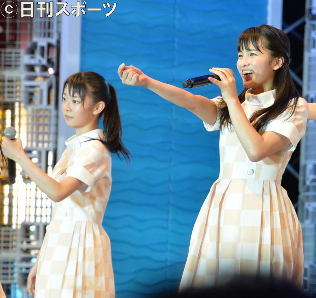 東京アイドルフェスティバル　左から阪口珠美、大園桃子（2017年8月撮影）