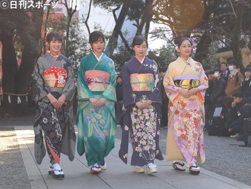 メンバー成人式　左から大園桃子、山下美月、渡辺みり愛、向井葉月（2020年1月撮影）
