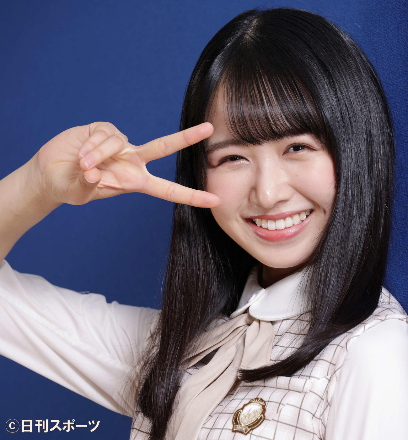 かわいいピースサインの上村ひなの（撮影・中島郁夫）