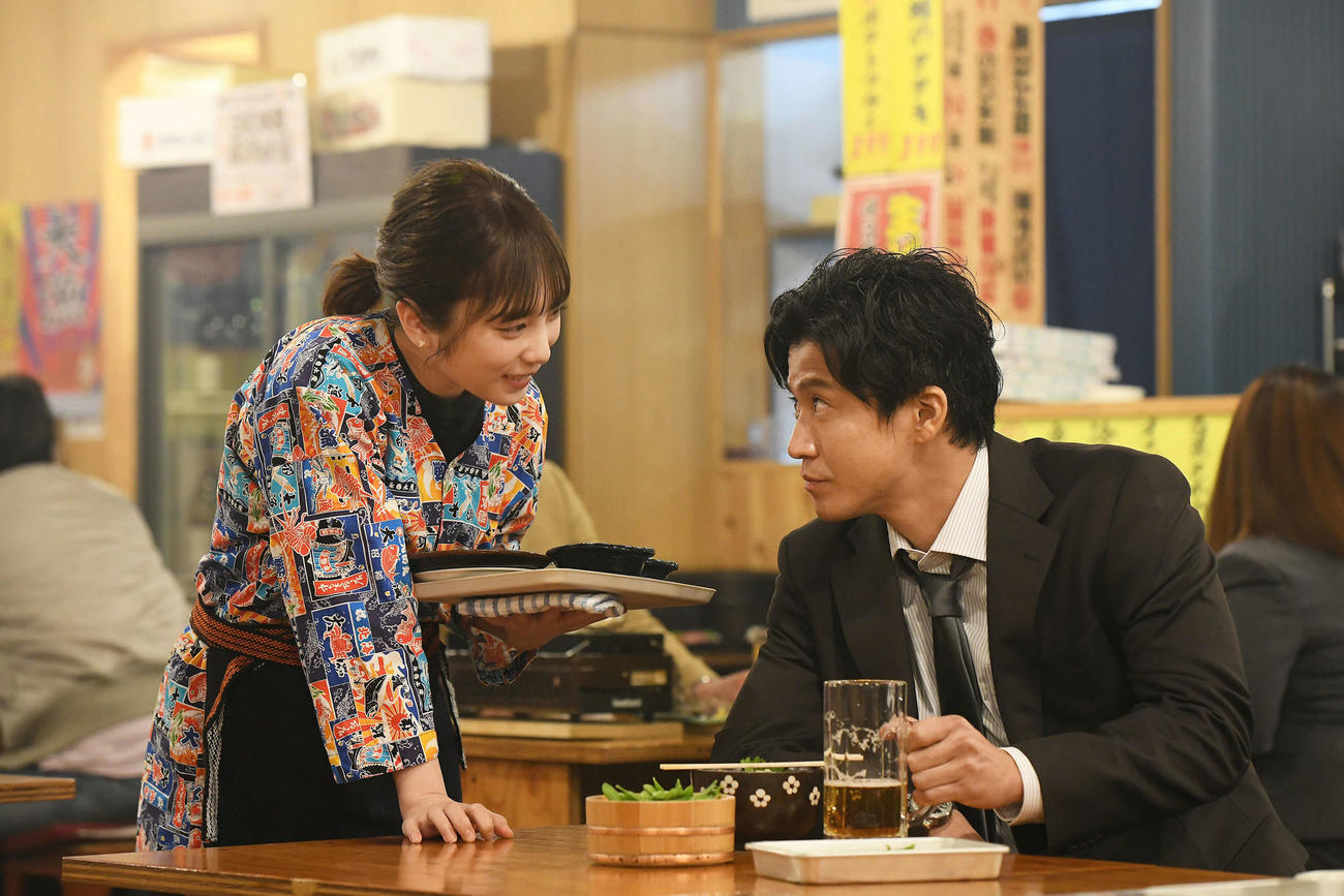 TBS系日曜劇場「日本沈没－希望のひと－」に出演する与田祐希（左）。右は主演の小栗旬
