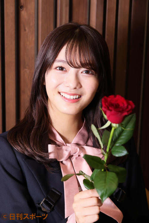 真っ赤なバラを手に笑顔を見せる櫻坂46田村保乃（撮影・足立雅史）