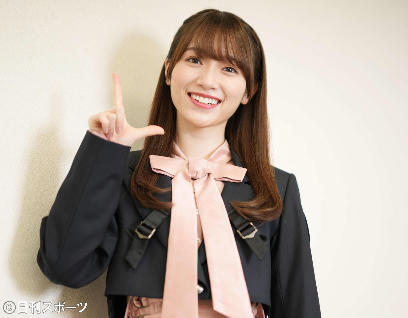 笑顔で「ラヴィット！」ポーズを取る櫻坂46の守屋麗奈（2021年10月撮影）