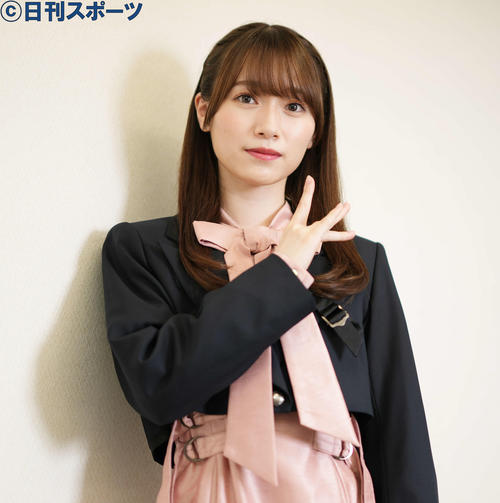 櫻坂ポーズを取る櫻坂46の守屋麗奈（撮影・鈴木みどり）
