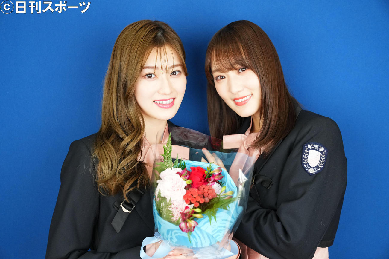 櫻坂46の菅井友香（右）からもらったブーケを手に笑顔を見せる守屋茜（撮影・横山健太）