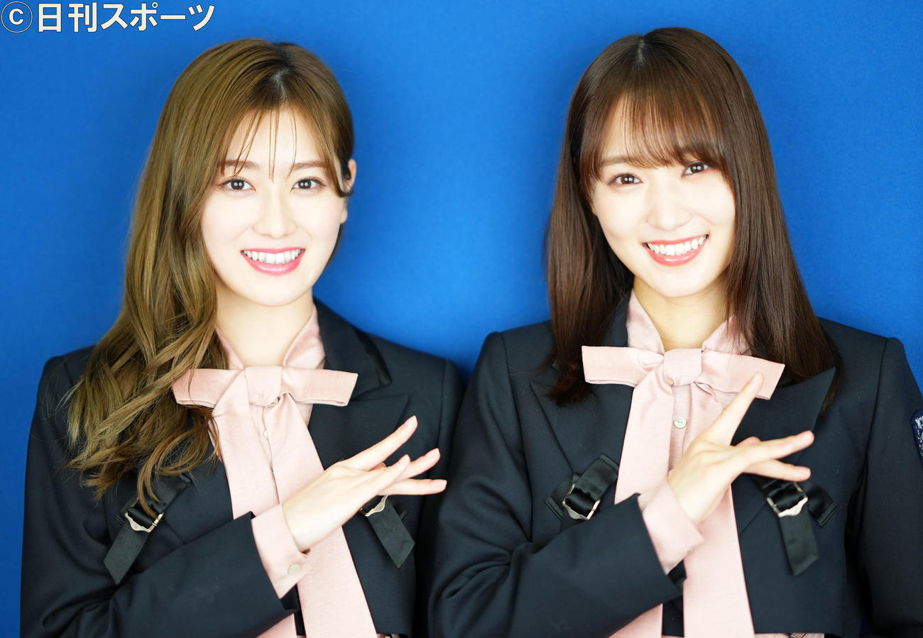 櫻ポーズをする櫻坂46の守屋茜（左）と菅井友香（撮影・横山健太）