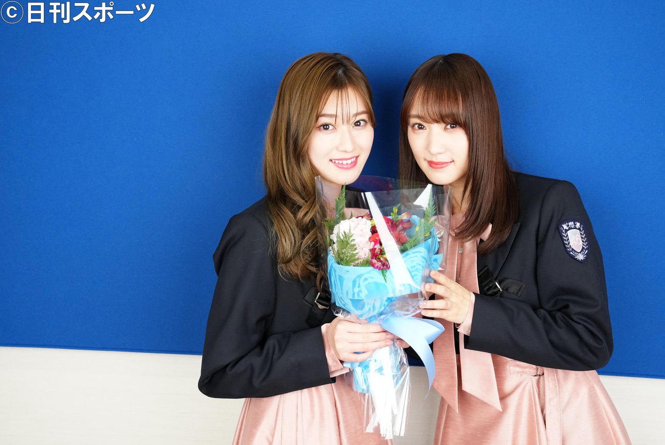 櫻坂46の菅井友香（右）からもらったブーケを手に笑顔を見せる守屋茜（撮影・横山健太）