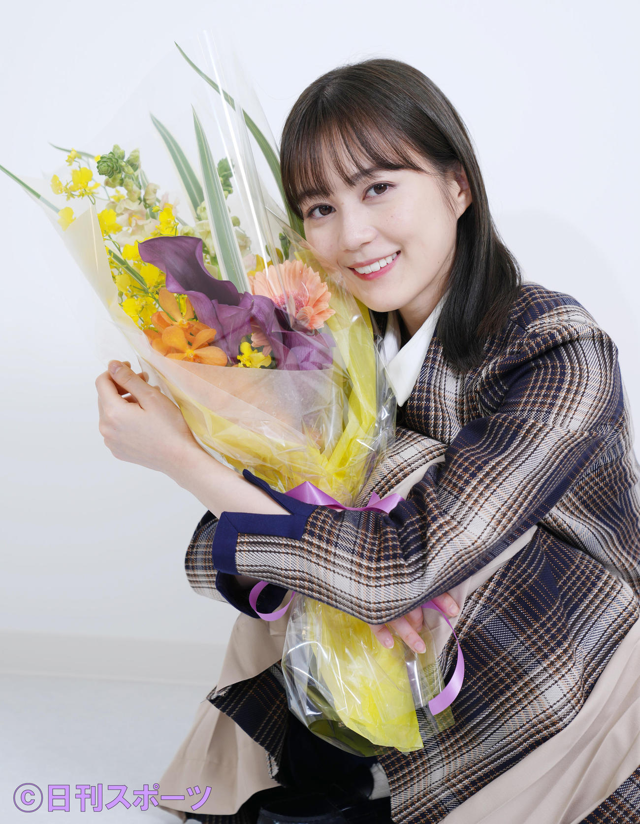 花束を手に笑顔を見せる乃木坂46生田絵梨花（撮影・菅敏）