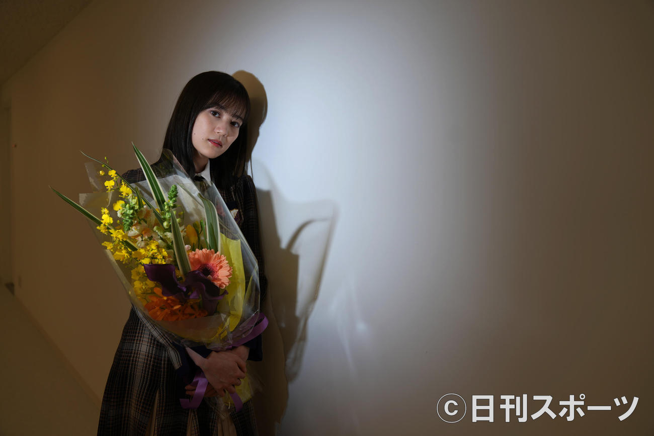 花束を手にする乃木坂46生田絵梨花（撮影・菅敏）