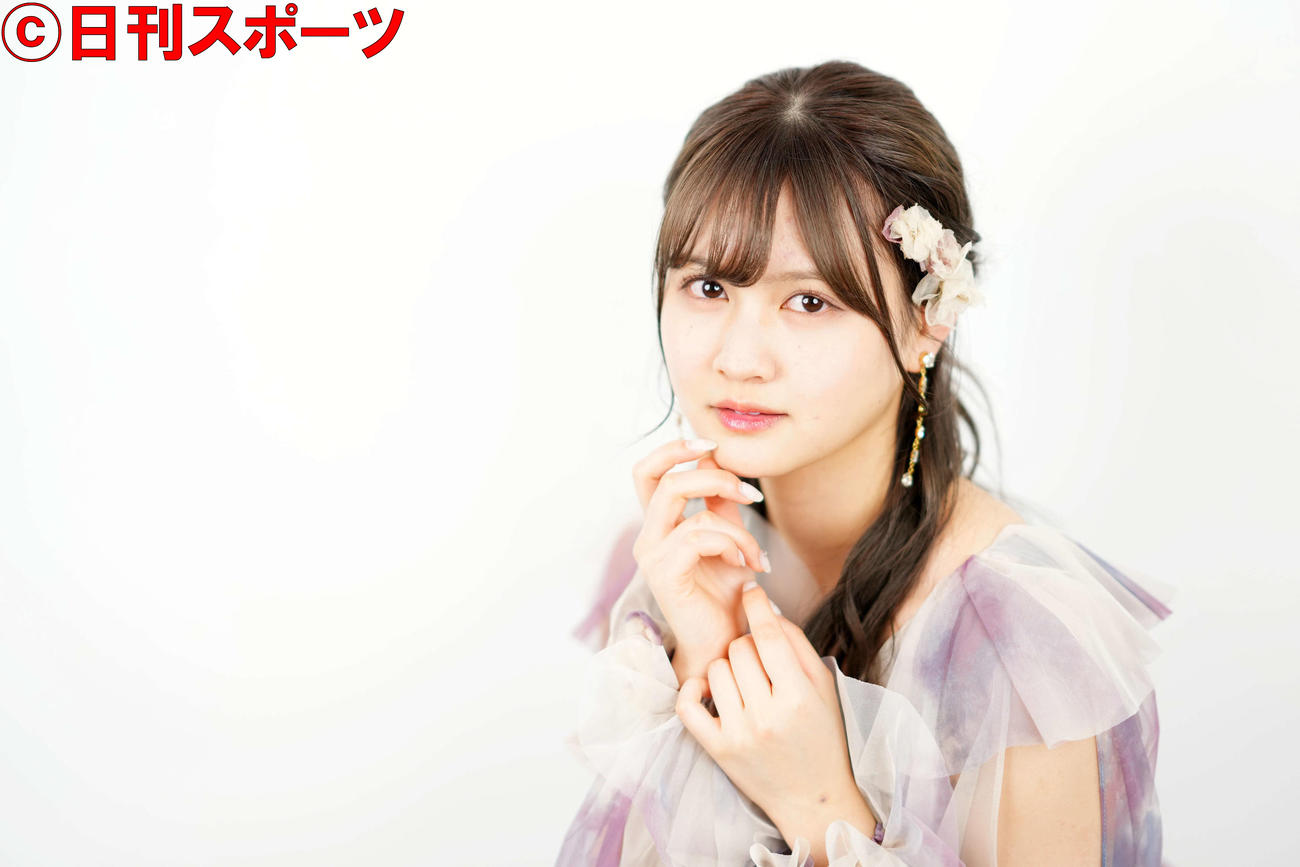 透き通った瞳でカメラを見つめる乃木坂46の中村麗乃（撮影・横山健太）