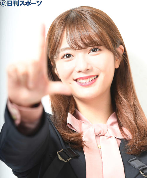 ポーズを決める櫻坂46田村保乃（撮影・たえ見朱実）