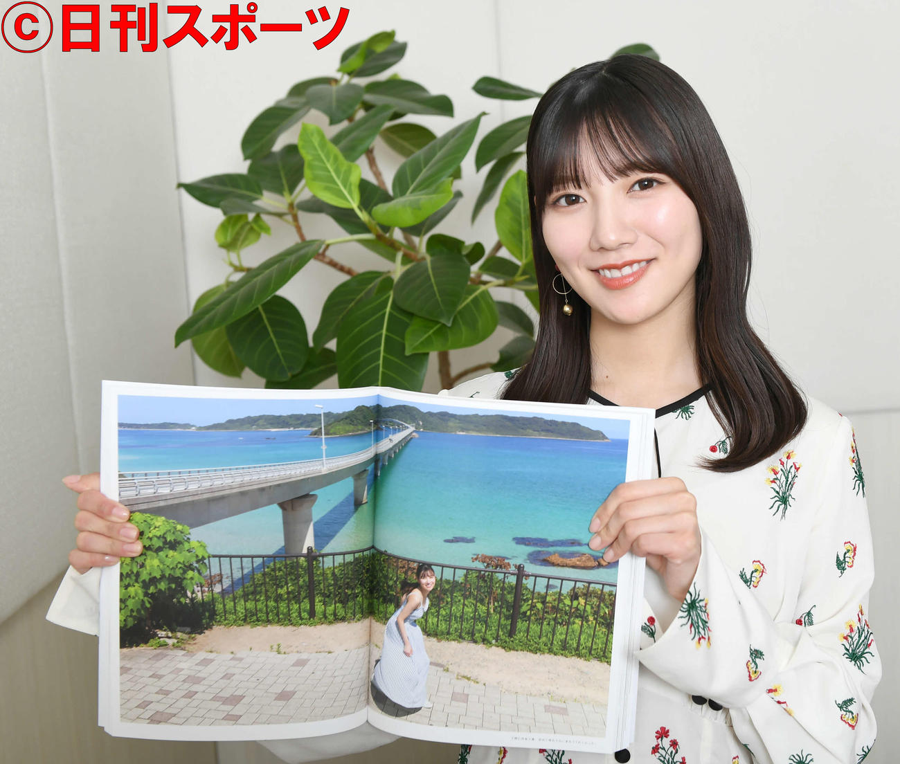 1st写真集「思い出の順番」を手に、笑顔で撮影秘話を語る日向坂46の河田陽菜（撮影・酒井清司）