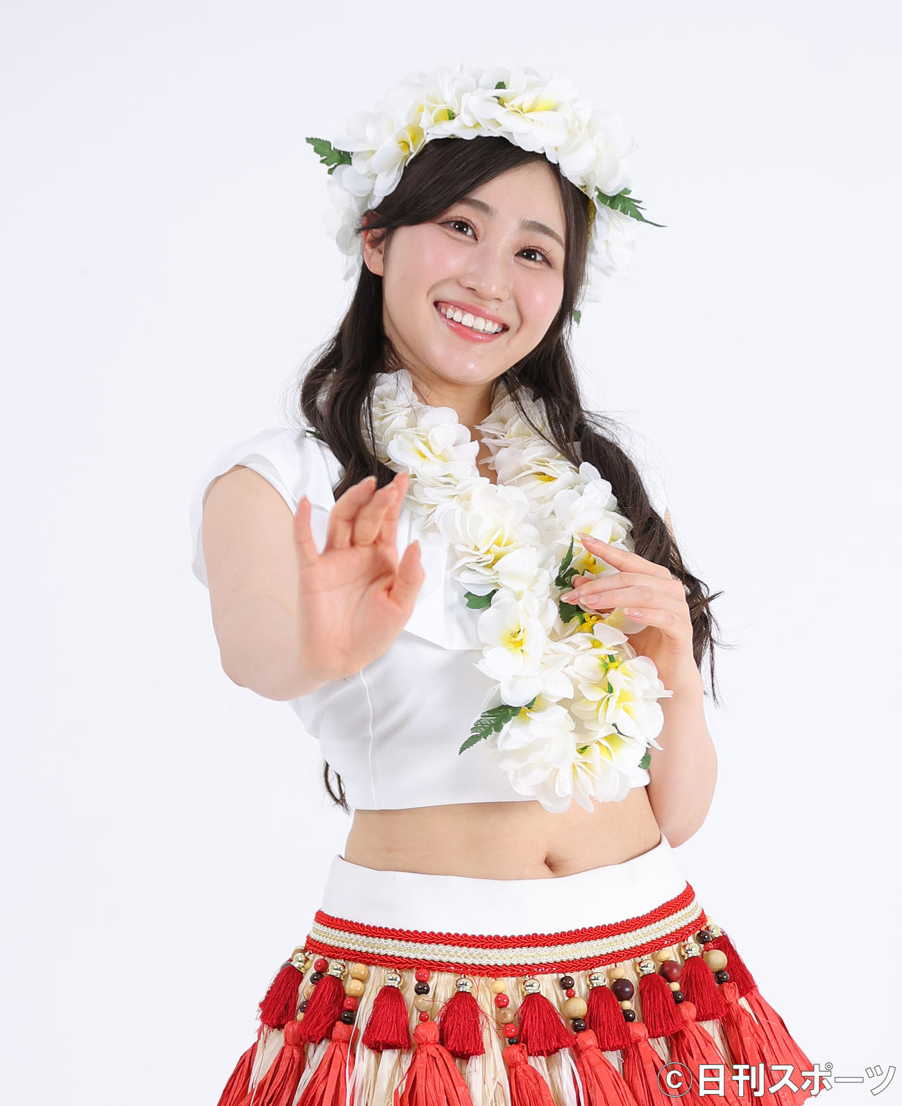 「フラガール」の衣装で笑顔を見せる日向坂46の潮紗理菜（撮影・河野匠）
