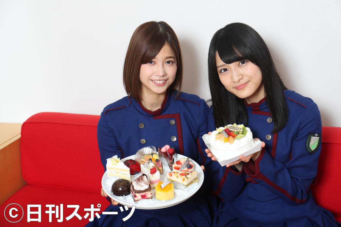 2017年、バースデーケーキを持って笑顔の織田奈那（右）と渡邉理佐