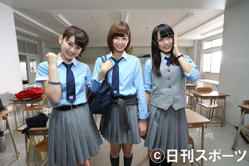 2016年の渡邉理佐（中央）