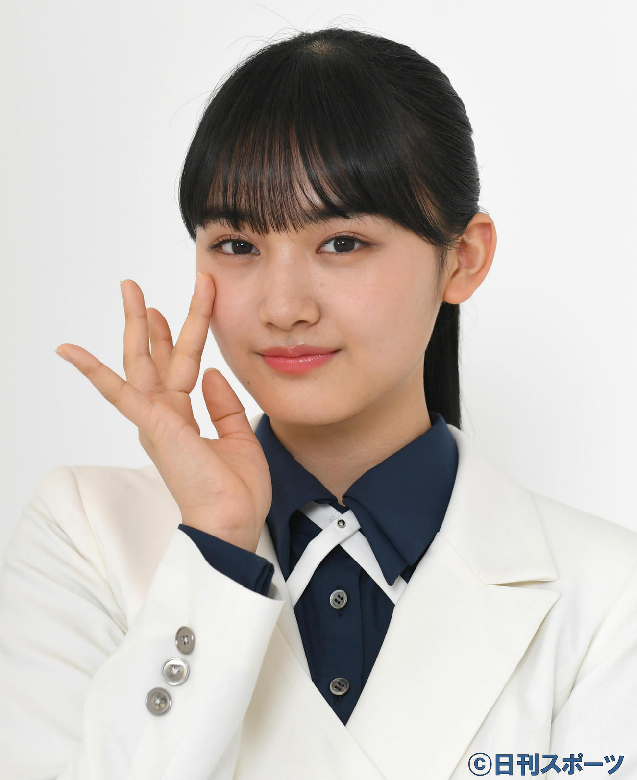 櫻坂46の新曲「五月雨よ」で、最年少でセンターを務める山崎天は涙をふくポーズを披露