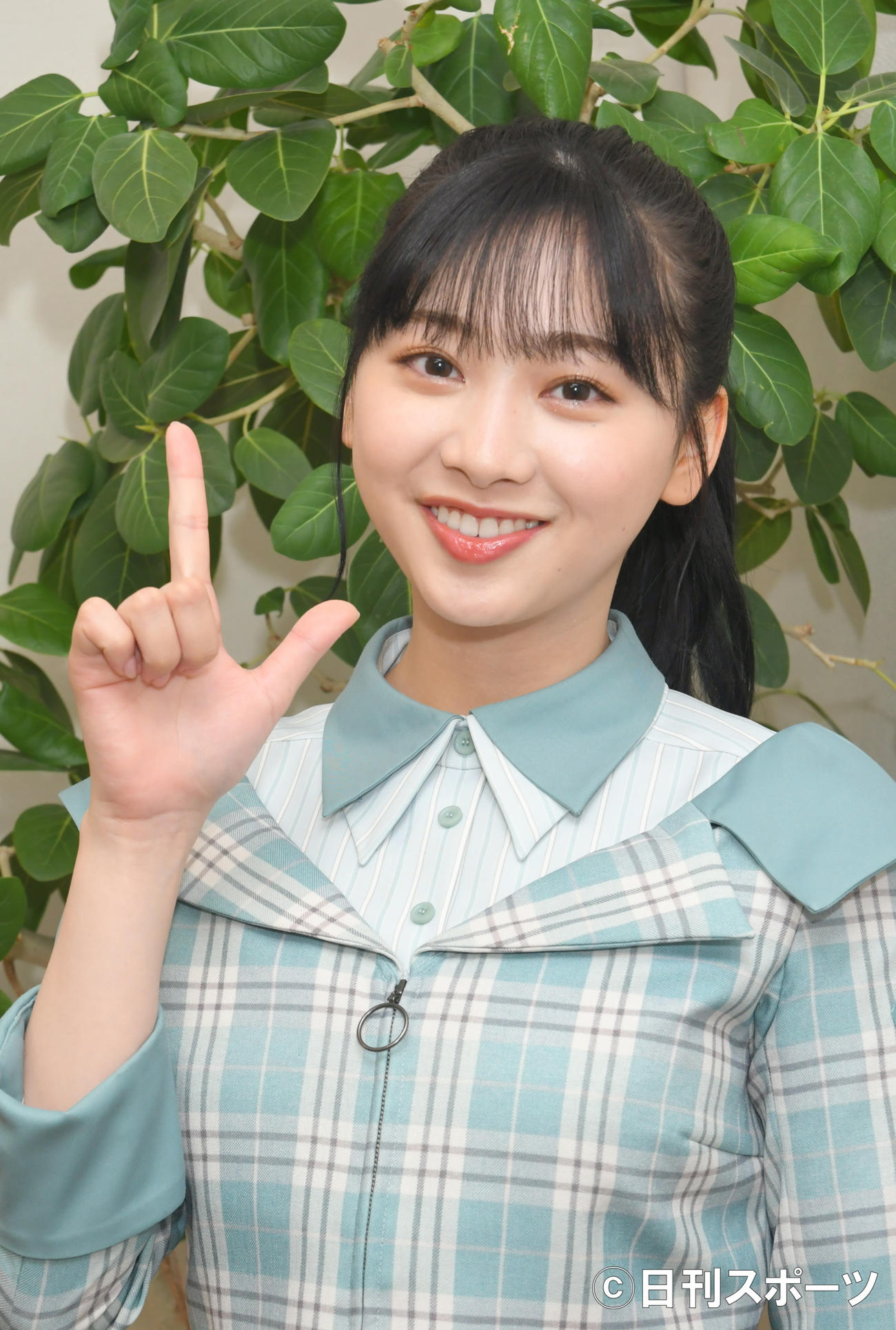 TBS「ラヴィット！」のレギュラーが決まった日向坂46の富田鈴花。笑顔でラビットのLポーズ（撮影・酒井清司）