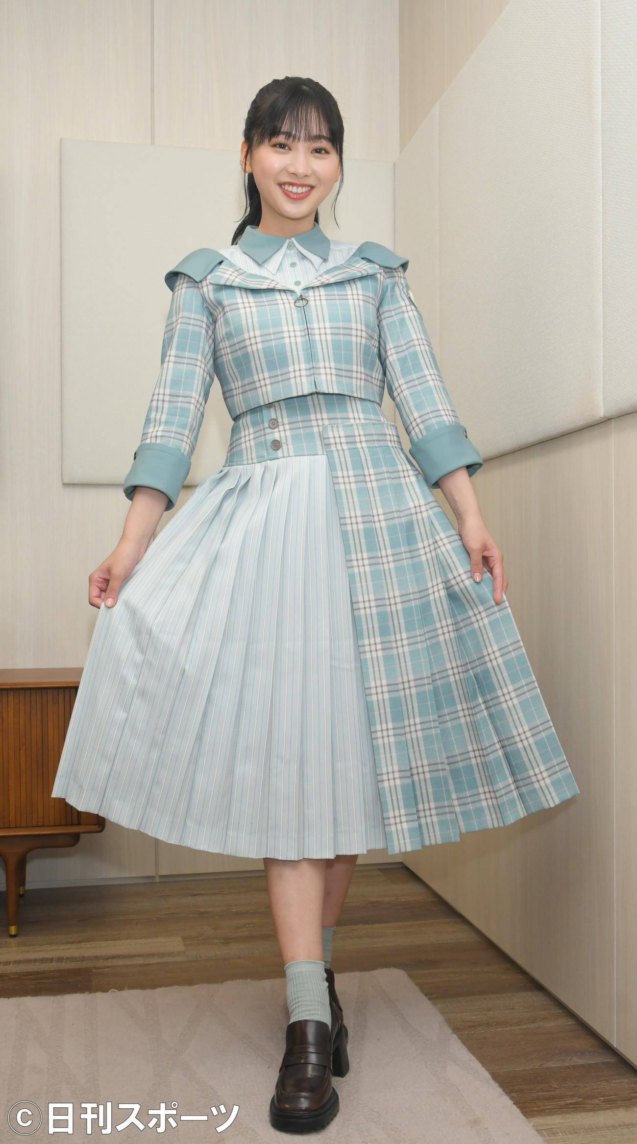 TBSの「ラヴィット！」のレギュラーが決まった日向坂46の富田鈴花。新しくなった制服も披露した（撮影・酒井清司）