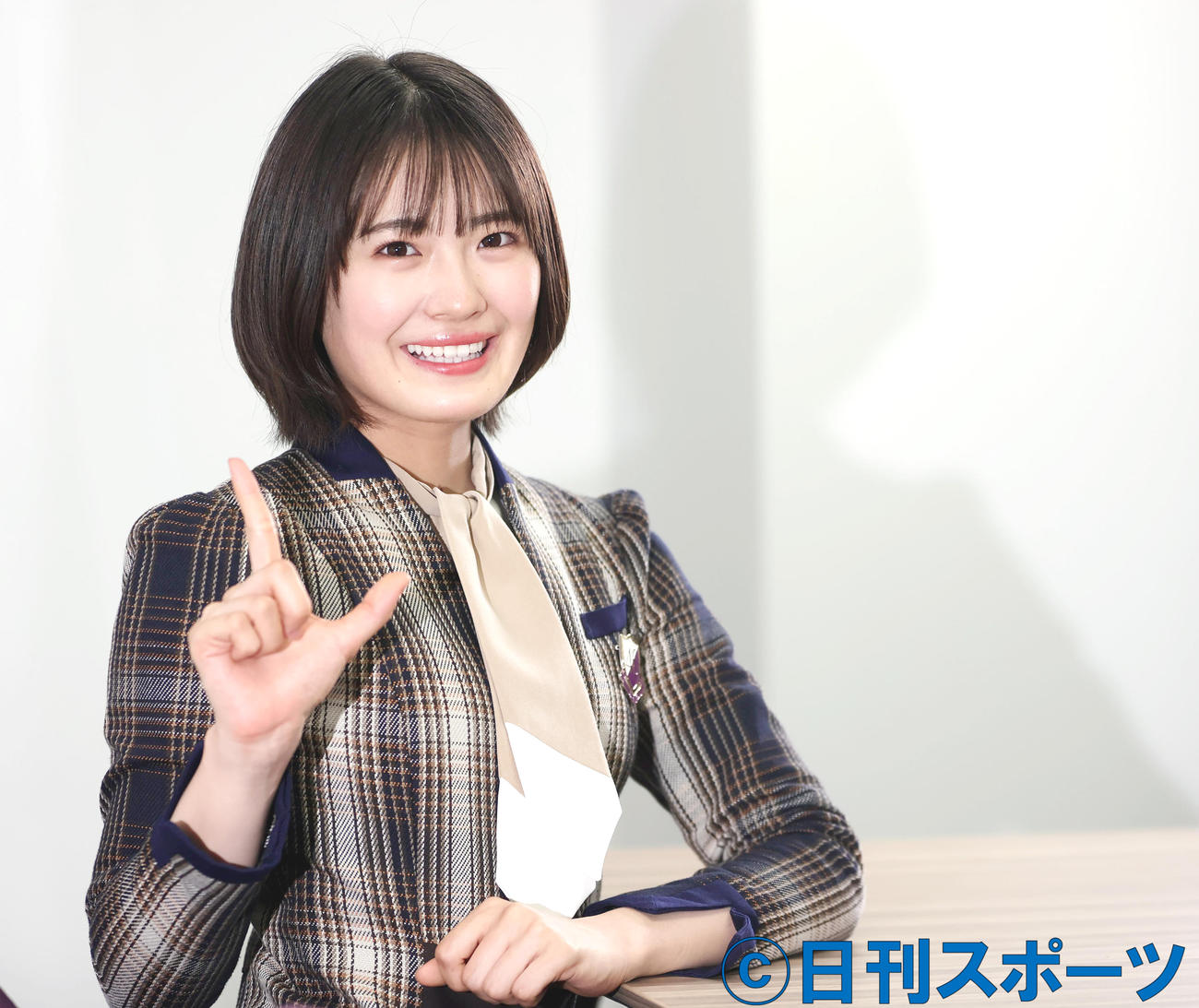 4月からTBS系「ラヴィット！」の月曜担当が決まり笑顔でラヴィットポーズの乃木坂46清宮レイ（撮影・野上伸悟）